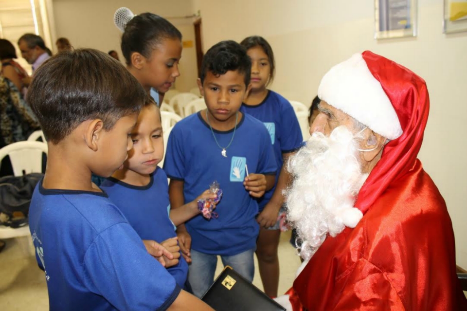 "Você também pode ser Noel" atende cartinhas de crianças