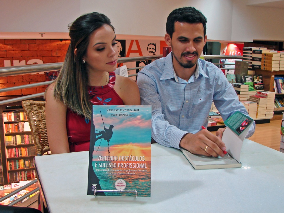 Casal lança livro com dicas para o sucesso pessoal e financeiro