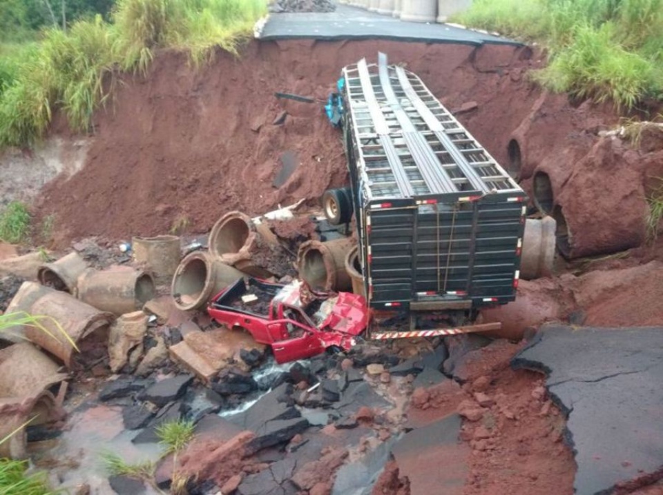 Caminhão cai em cratera, jovem de Nova Andradina morre e condutor fica ferido