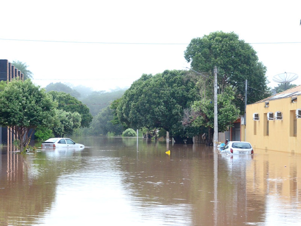 Rio Aquidauana começa a baixar, mas cidade continua alagada