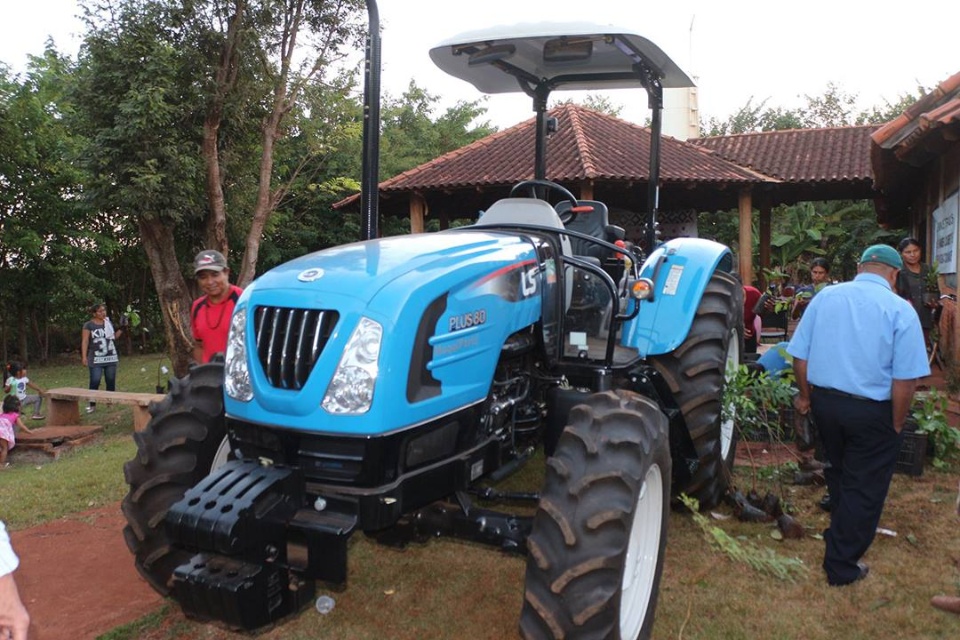 Índios recebem equipamentos para a agricultura