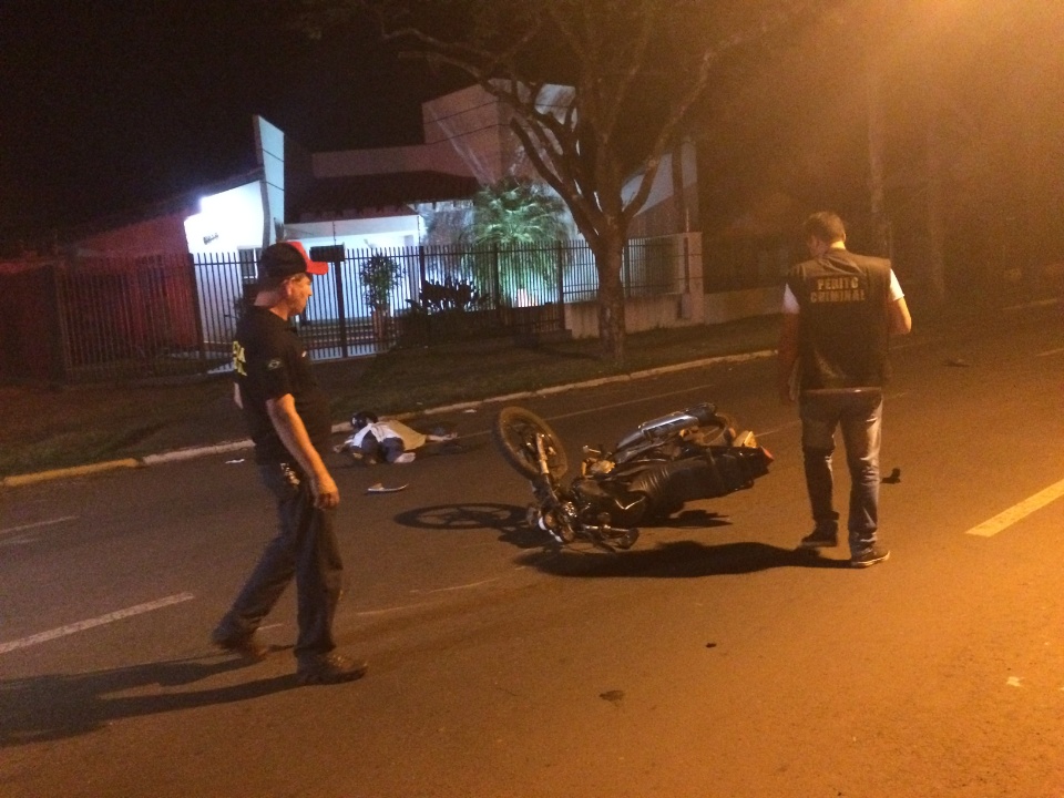 Motociclista bate em dois carros e morre em acidente