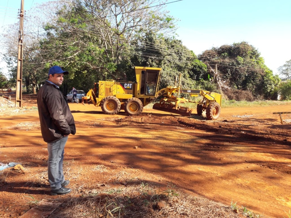 Carlito fiscaliza obras no Jardim Vitória e distrito de Itahum