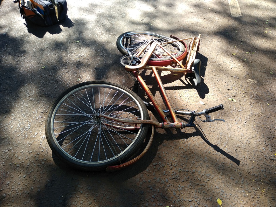 Colisão deixa ciclista idoso e motociclista feridos