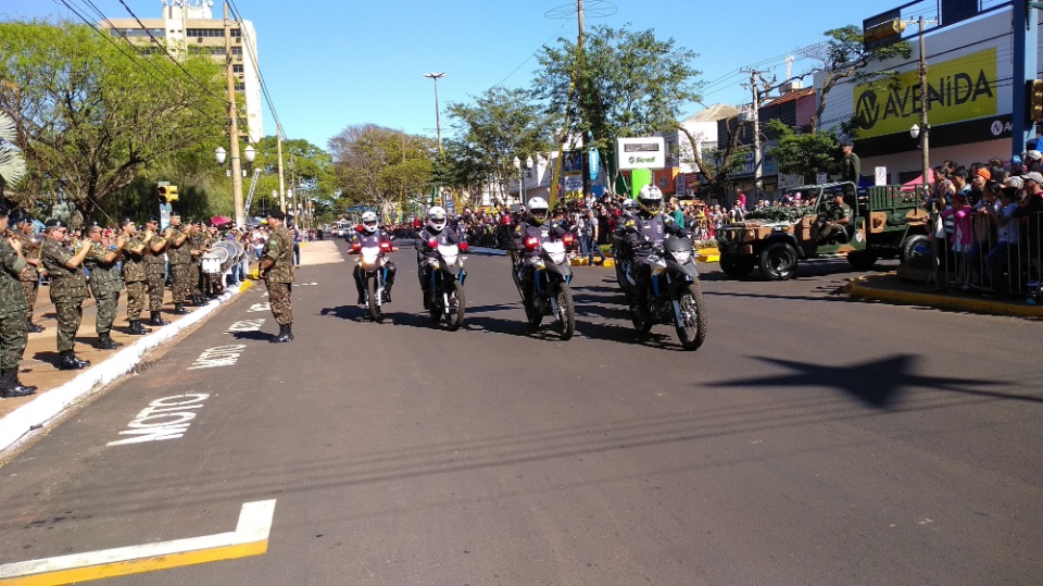 População lota avenida para assistir desfile dos 196 anos da Independência