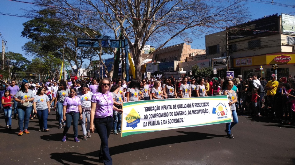 População lota avenida para assistir desfile dos 196 anos da Independência