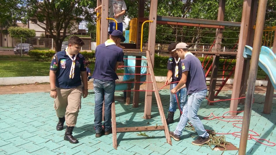 Escoteiros do São Jorge ajudam revitalizar parquinho do Alvorada