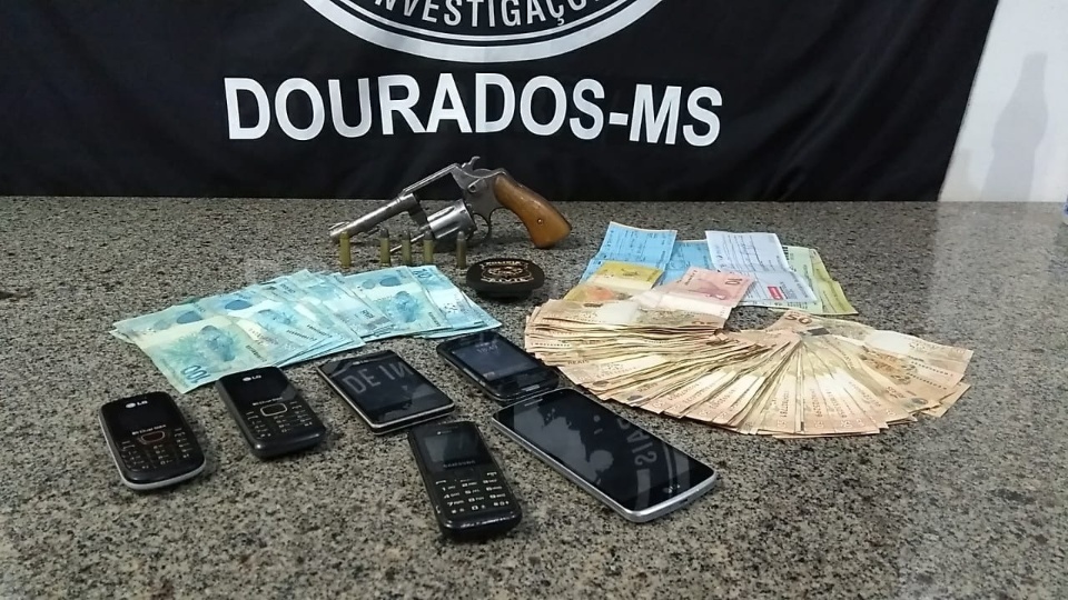 Dupla que roubou R$ 37 mil pretendia explodir banco e furtar lotérica, diz SIG