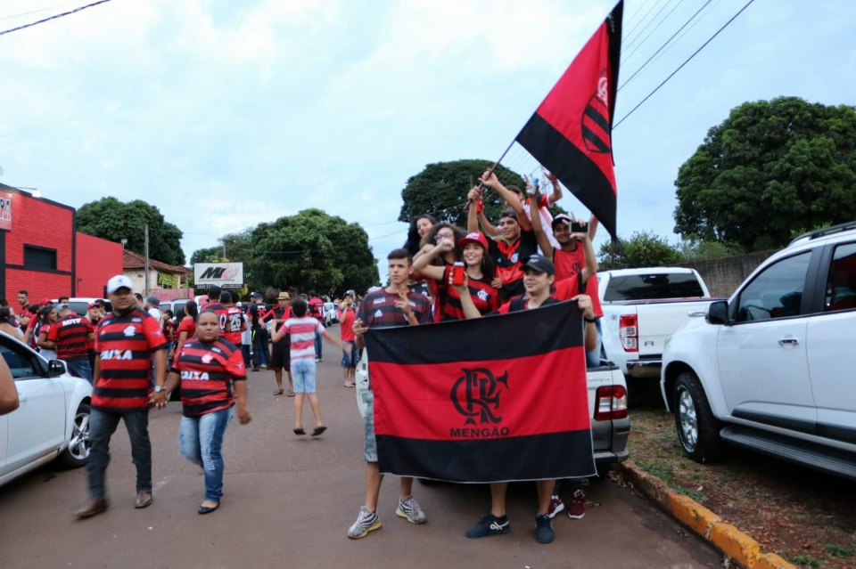 Torcedores comemoram a vitória do Flamengo em Dourados