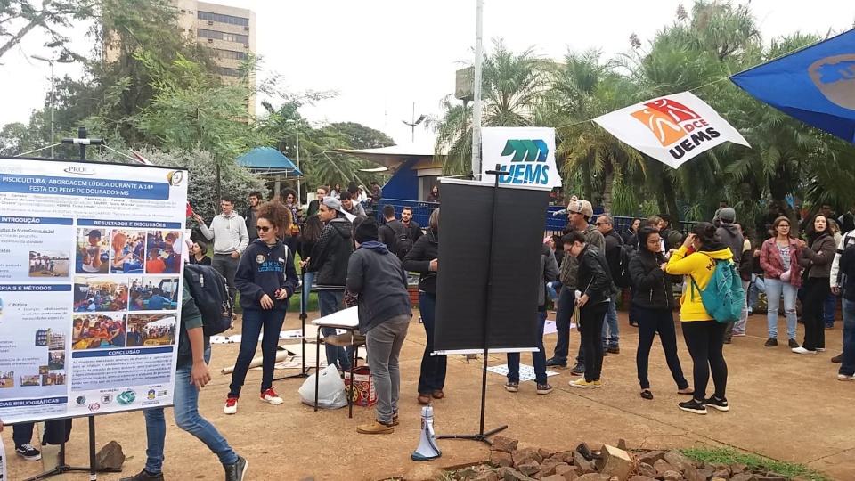 Trabalhadores e estudantes protestam contra cortes na educação