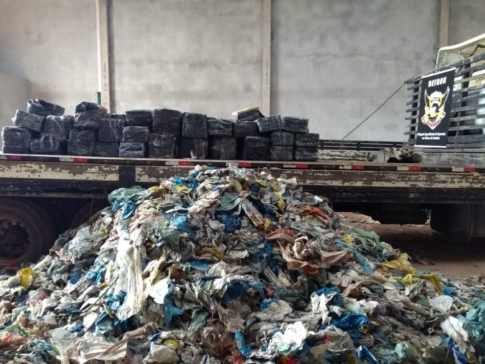 Polícia fecha entreposto de drogas em barracão de recicláveis