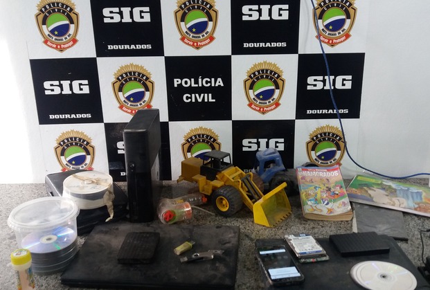 Polícia Civil de Dourados apreendeu brinquedo, celular, pen drive,  DVDs e revistas pornográficas.foto - Cido Costa/DouradosAgora
