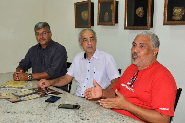 Organizadores da Congrafas Humberto Luiz, Munir Hajj e Vitor Rojas durante visita no Dourados Agora