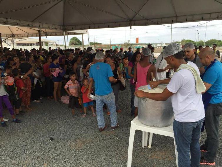 Imigrantes atendidos pela Operação Acolhida recebem comida em Boa Vista - Victor Ribeiro/Radiojornalismo EBC