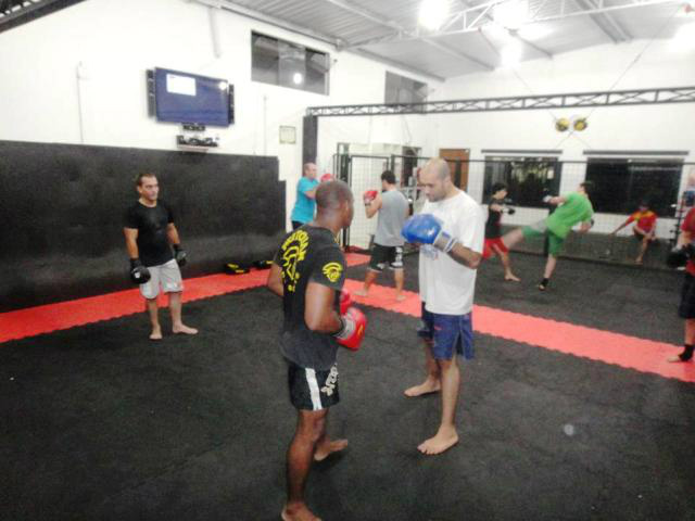 Pato, de luvas azuis, ministra treino de MMA na Fitness Combat. (Foto: Arquivo)