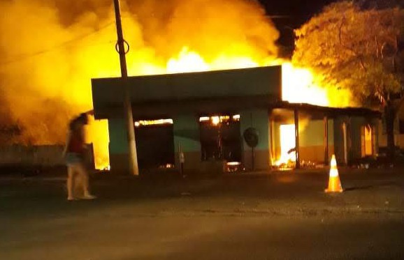 Imóvel foi consumido pelo fogo em Itaquiraífoto - divulgação  