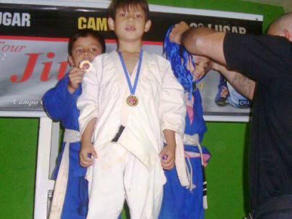 Renan foi ouro em sua primeira competição de Jiu-Jitsu. (Foto: Divulgação)