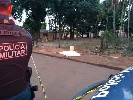 O corpo de Marcio ficou estirado na calçada e ainda não há mais detalhes sobre o homicídio. (Foto: José Pereira / SidrolandiaNews)