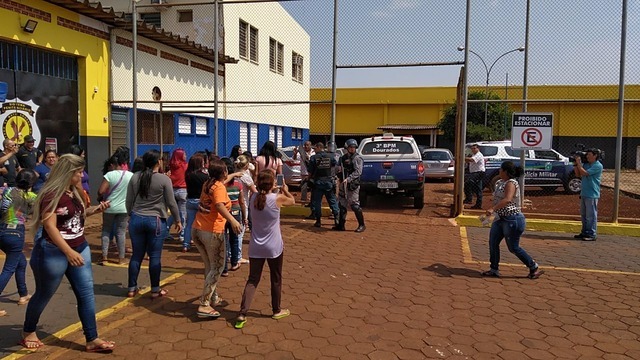Grupo de mulheres tentou impedir a entrada da Polícia Militar no Presidio Estadual de Dourados (foto - Adilson Domingos )