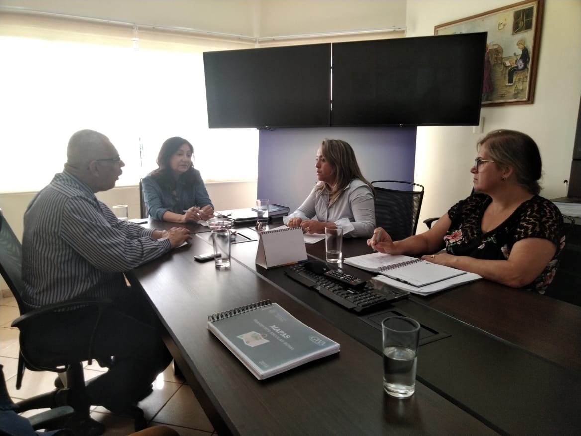 Lia Nogueira durante reunião com os secretários de Educação e Obras