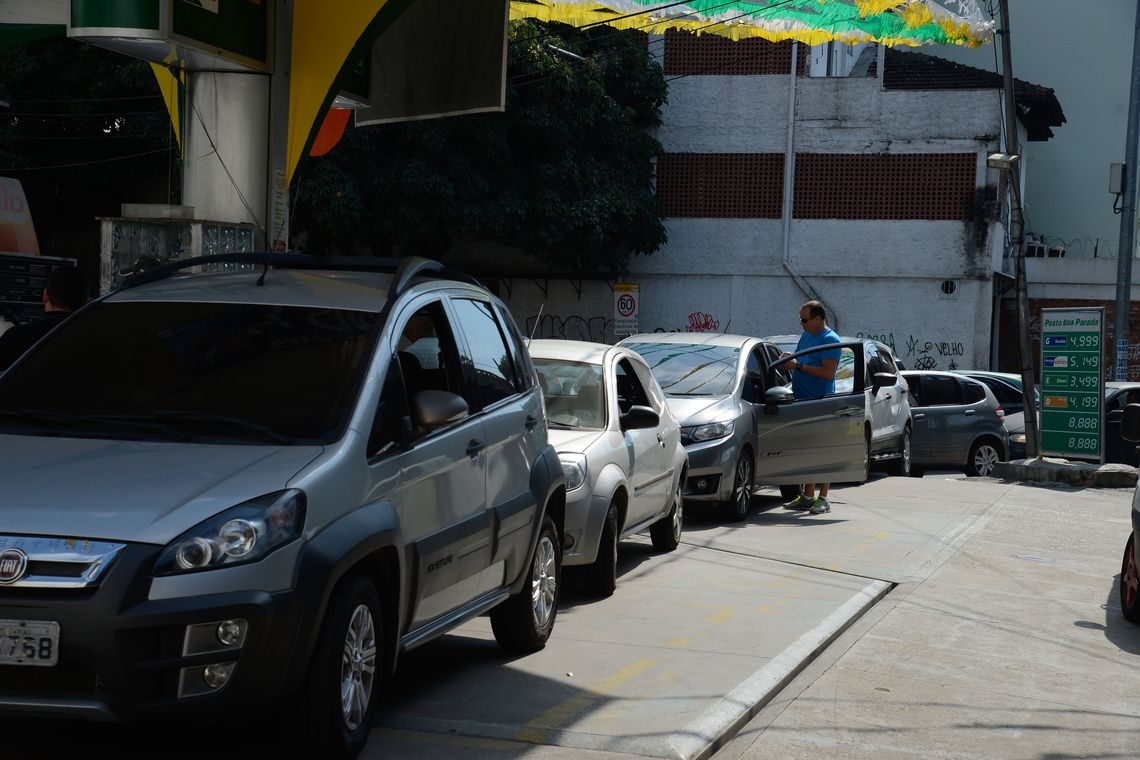 Greve de caminhoneiros provoca fila para abastecimento de combustível em posto de gasolina no Rio de Janeiro./Tomaz Silva/Agência Brasil