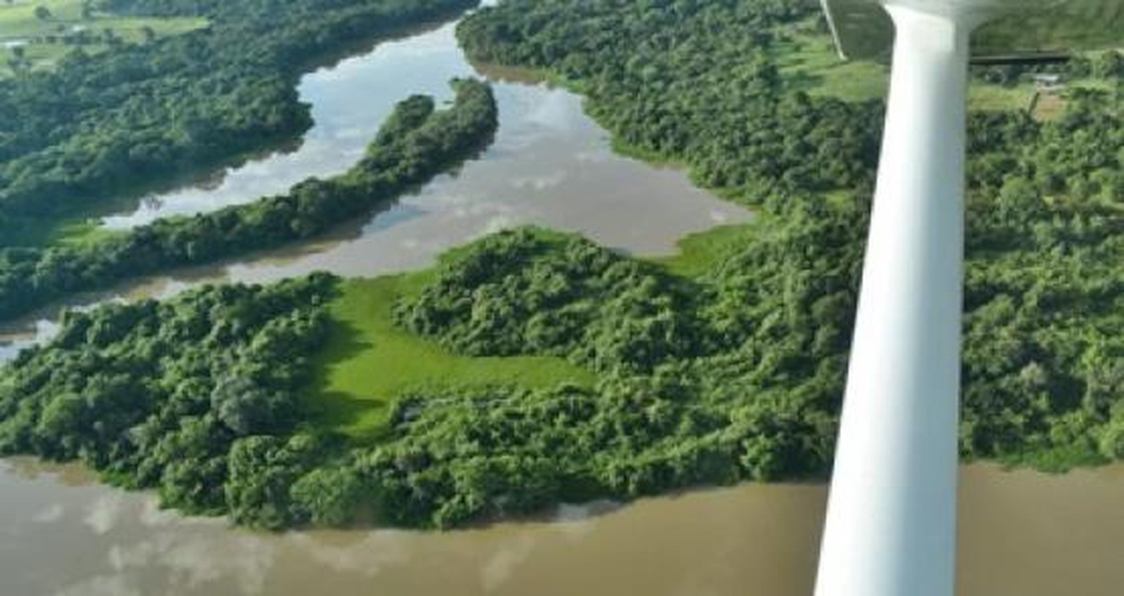 Equipes dos órgãos de meio ambiente sobrevoam rio para identificar vazamento — Foto: Prefeitura de Poconé