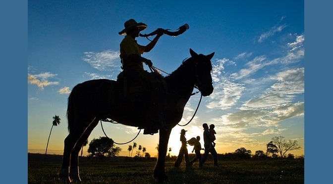 Tocador de berrante no pôr-do-sol sul-mato-grossense (Foto: Divulgação)