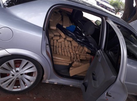 Homem abandonou carro lotado com tabletes de droga e foi preso