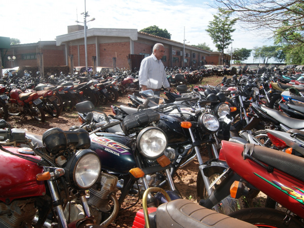 Pátio do Detran está pequeno para receber tantas motos apreendidas durante a semana. Foto/ Hedio Fazan
