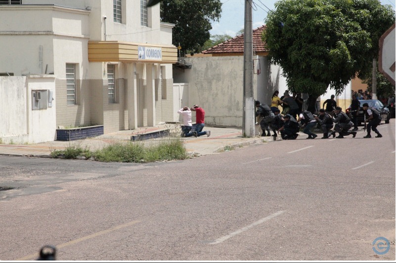 Dupla se rende e se entrega à políciaFoto: PC de Souza/Edição de MS