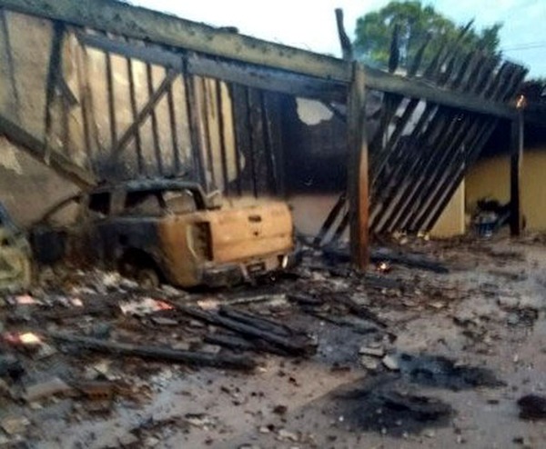 Bombas devastam casas e garagem onde incinerou 18 veículosfoto - Enfoque MS