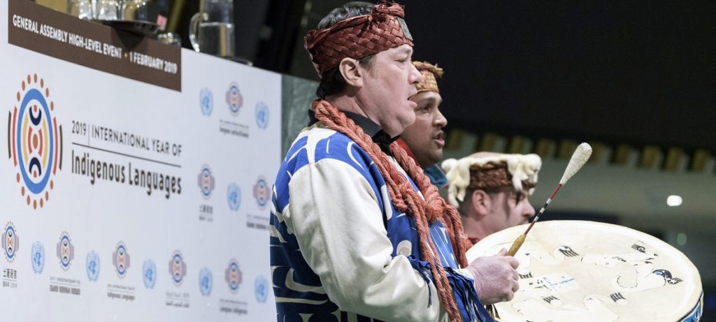 Apresentação cultural de Kwakwaka (povos indígenas da costa noroeste do Pacífico) durante evento de alto nível para lançar Ano Internacional das Línguas Indígenas. Foto: ONU/Manuel Elias