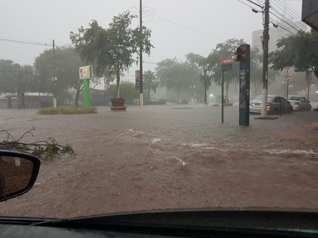 Avenida Marcelino Pires ficou alagada