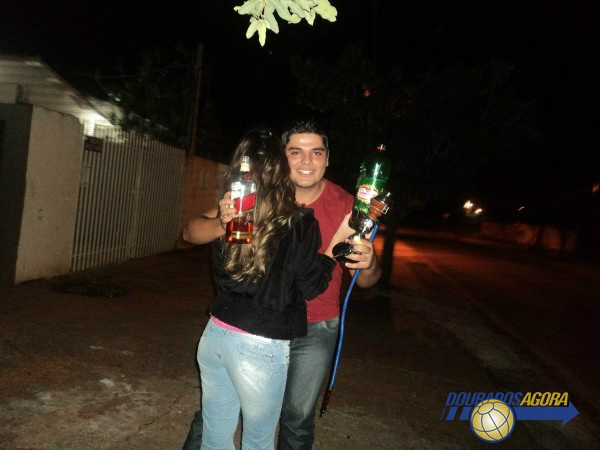 Fotos mostram envolvidos segurando bebidas alcoólicas. (Foto: Divulgaçã/Polícia Civil)