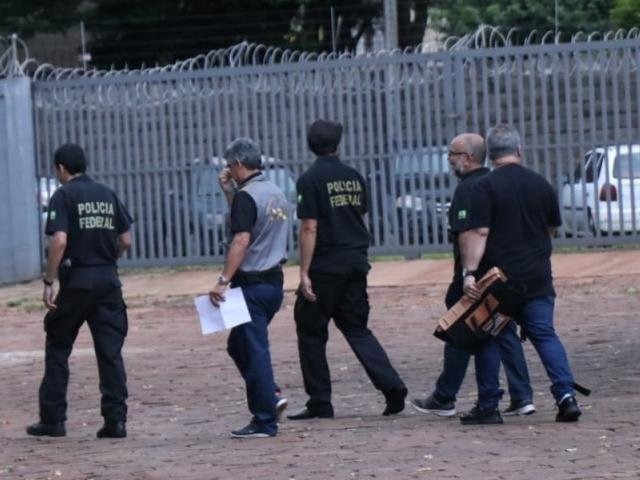 Policiais saíram por volta das 7h da sede da Polícia Federal para cumprir os mandados. (Foto: Henrique Kawaminami/Campo Grande News)