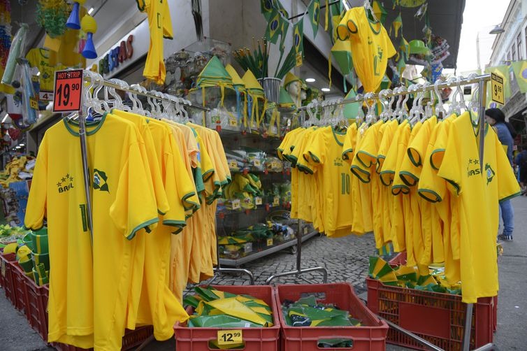 No Saara, comércio popular no centro do Rio, lojas exibem o verde e amarelo da Seleção Brasileira  (Agência Brasil/Fernando Frazão)