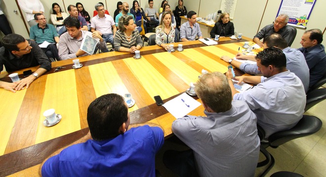 Secretário Carlos Dobes explicou aos vereadores as mudanças conforme o projeto