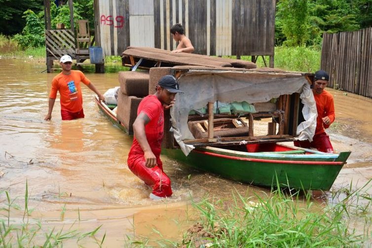 Moradores tentam salvar pertences durante enchente no estado do Acre - Divulgação/Governo do Acre