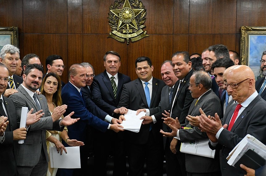 Entrega das propostas na Presidência do Senado reuniu o presidente Jair Bolsonaro, o presidente do Senado, Davi Alcolumbre, além de ministros e senadoresRoque de Sá/Agênciia Senado