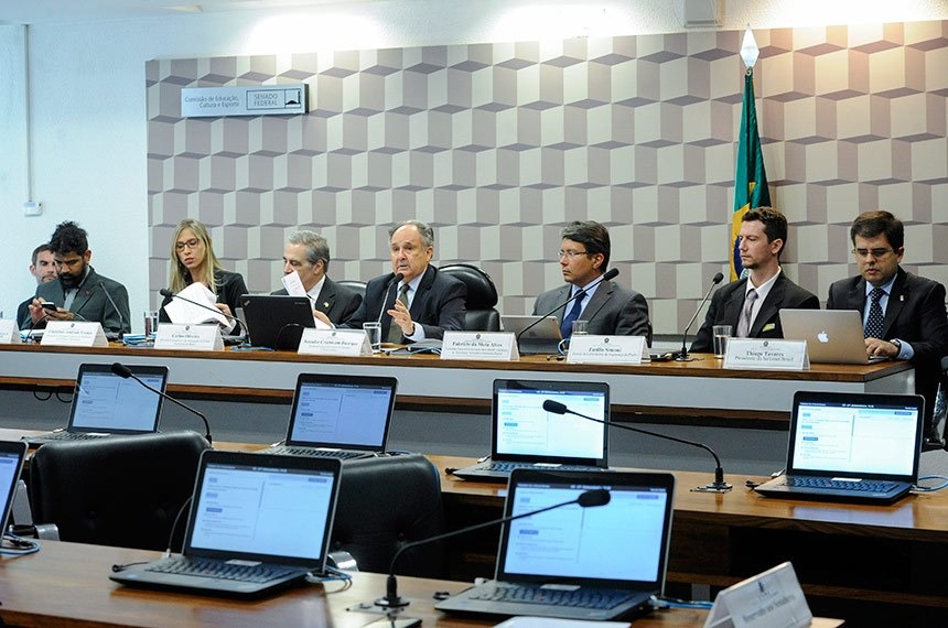 Senador Cristovam (C) conduz debate na Comissão de Educação sobre crimes cibernéticosGeraldo Magela/Agência Senado