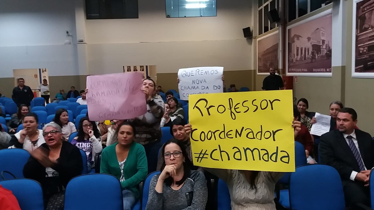 Educadores voltaram a protestar na Câmara; eles cobram prorrogação de concurso público
