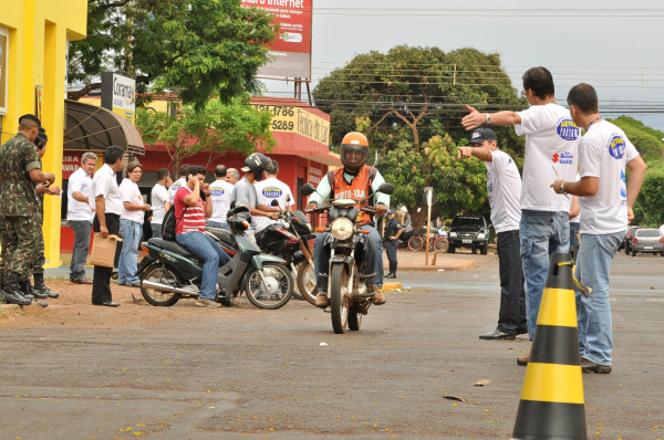 Durante a ação, as motos foram adesivadas e entregues folhetos educativos aos condutores. (Fotos: A. Frota)