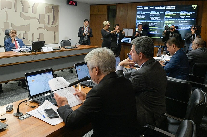 Comissão presidida por Romário (E) também deverá questionar ministro sobre diretrizes da pastaRoque de Sá/Agência Senado