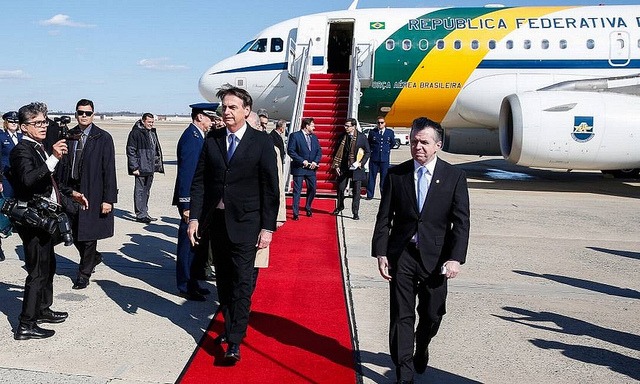 Bolsonaro se mostra servil a Donald Trump em visita de acordo aos EUA