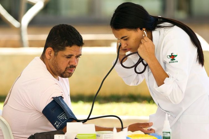 Cidadãos fazem exames para verificar pressão arterial (Marcelo Camargo/Arquivo Agência Brasil)