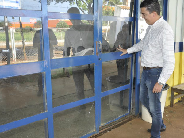 Secretário se depara com porta quebrada em unidade de saúdefoto - Hedio Fazan