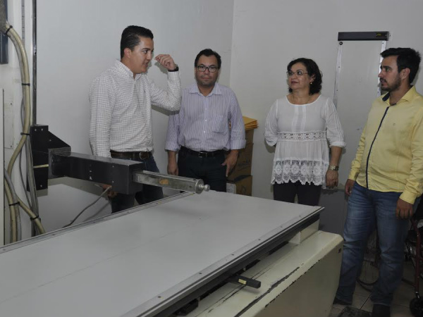 Secretário Vidigal e equipe verificam equipamento em unidade de saúde de Dourados