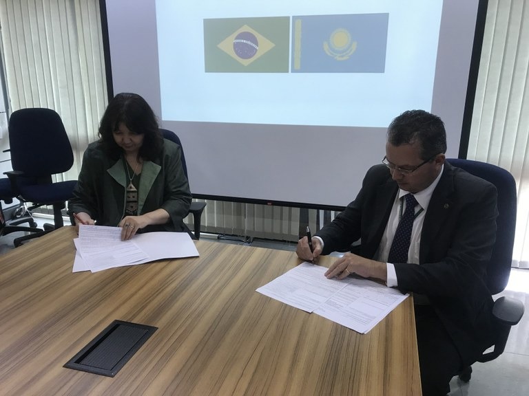 Mapa/Divulgação / Secretário José Guilherme e vice-ministra do Cazaquistão assinam documento que permite a exportação