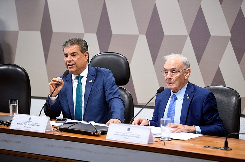 O presidente da comissão, Nelsinho Trad, e o relator do projeto, Arolde de OliveiraPedro França/Agência Senado