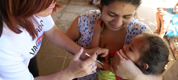 Vacina contra sarampo, rubéola, caxumba e varicela são oferecidas gratuitamente em todos os estados (Divulgação OMS/Opas)